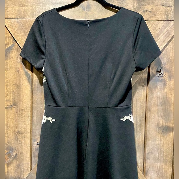 Black A-Line Fit and Flare Floral Embroidered Dress Sz 8 - Picture 12 of 15